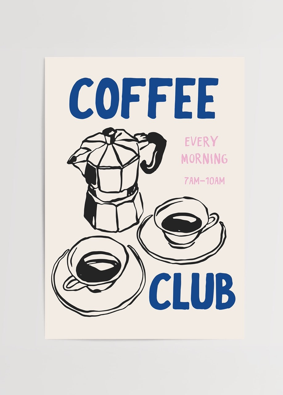 Mavi ve pembe yazılarla süslenmiş, moka pot ve iki kahve fincanı çizimi içeren “Coffee Club” temalı modern kahve posteri