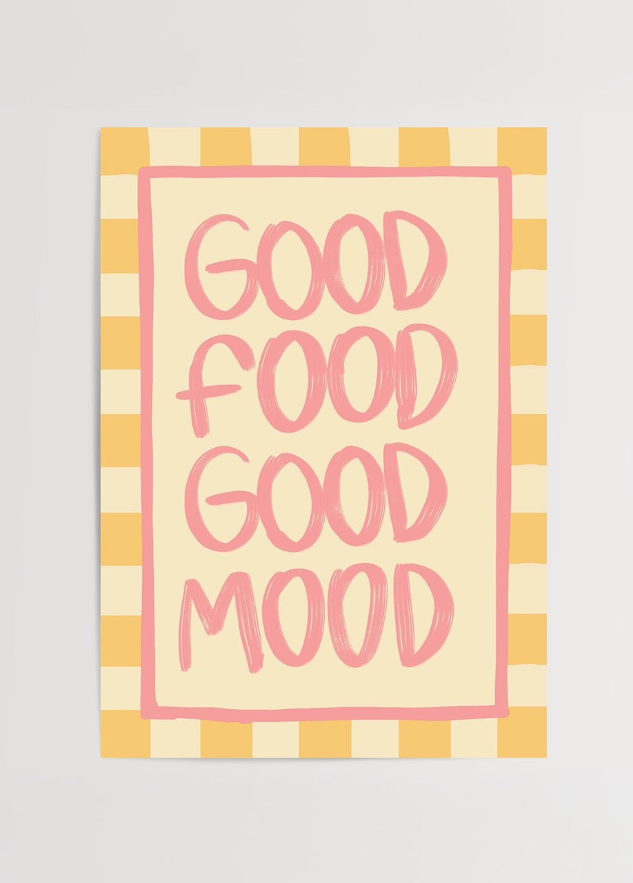 “Good Food Good Mood” yazılı, pastel tonlarda el yazısı ile tasarlanmış mutfak posteri, sarı damalı arka plan üzerine pembe yazı
