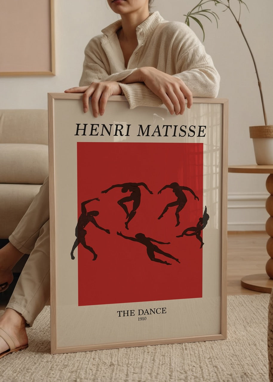 Henri Matisse’in The Dance (1910) tablosundan ilhamla hazırlanmış modern sanat poster baskı, kırmızı zemin üzerinde siyah dans eden figürlerle tasarlanmıştır.