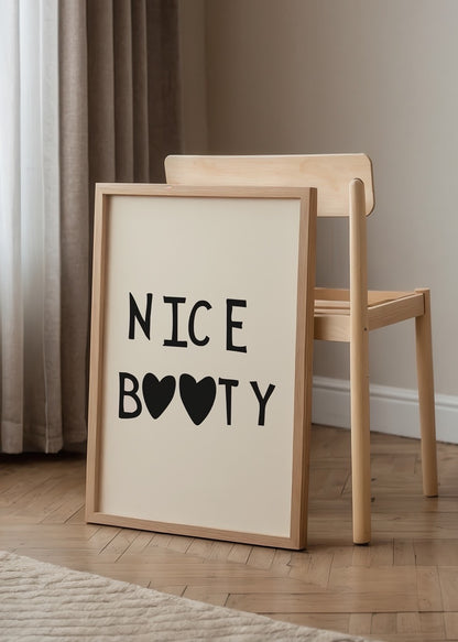 “Nice Booty” yazısı ve iki kalp sembolüyle oluşturulmuş, siyah beyaz renkli, mizahi ve modern tipografi posteri