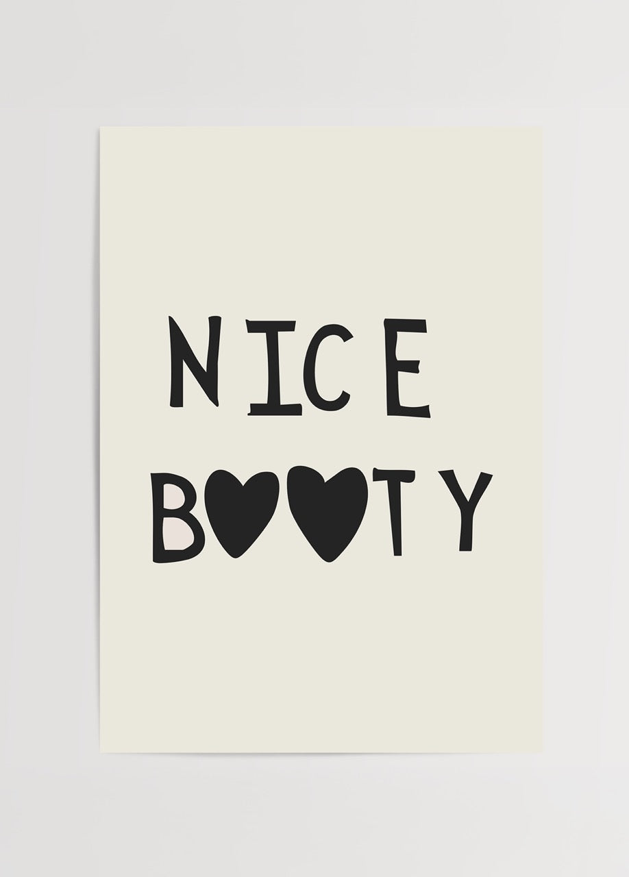 “Nice Booty” yazısı ve iki kalp sembolüyle oluşturulmuş, siyah beyaz renkli, mizahi ve modern tipografi posteri
