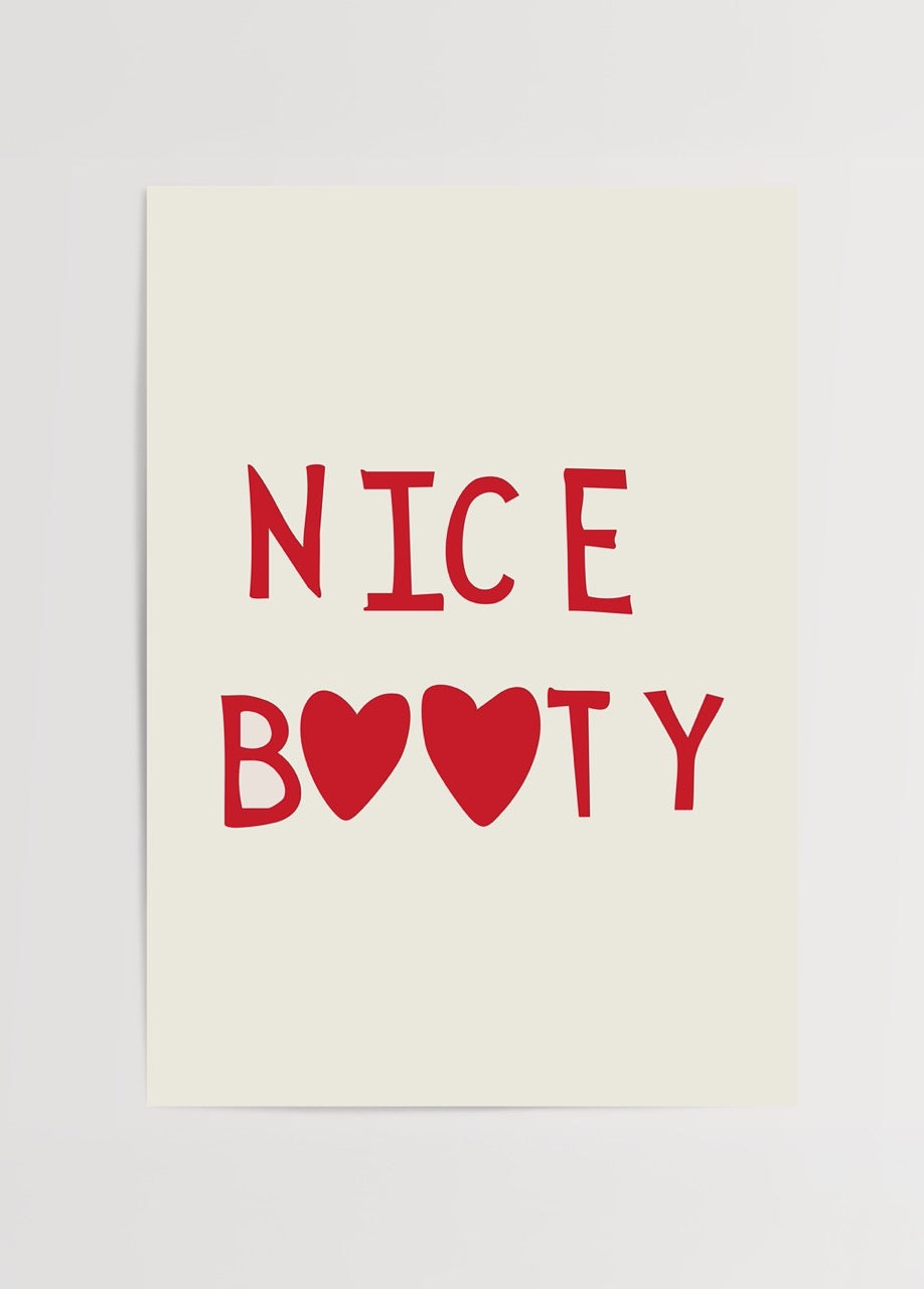 “Nice Booty” yazısı, kırmızı renkli kalplerle süslenmiş, mizahi ve modern tipografi tasarımı içeren poster