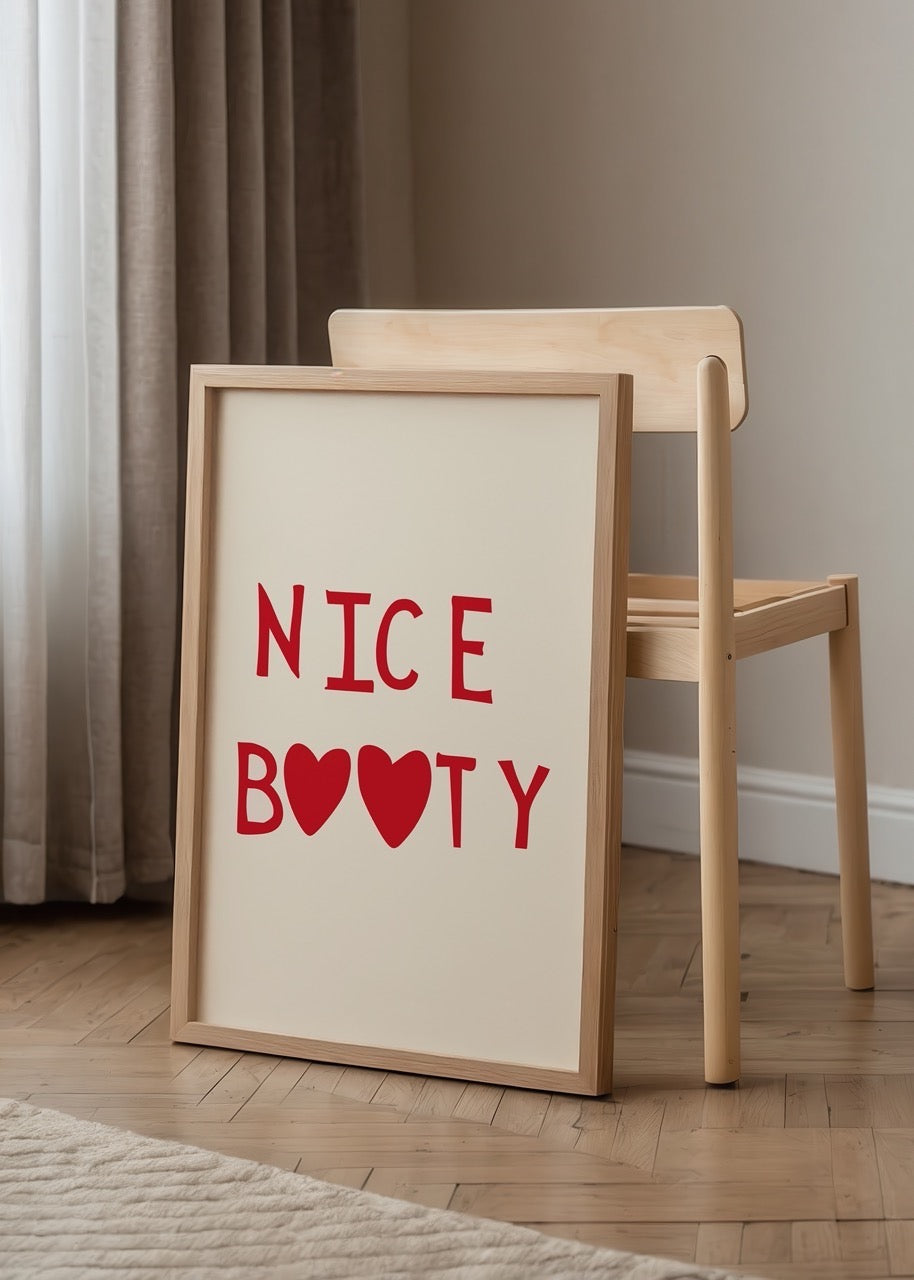 “Nice Booty” yazısı, kırmızı renkli kalplerle süslenmiş, mizahi ve modern tipografi tasarımı içeren poster