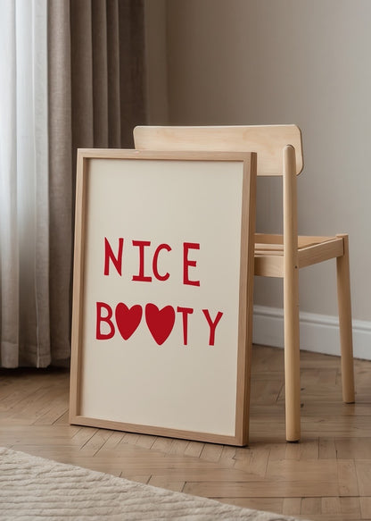 “Nice Booty” yazısı, kırmızı renkli kalplerle süslenmiş, mizahi ve modern tipografi tasarımı içeren poster