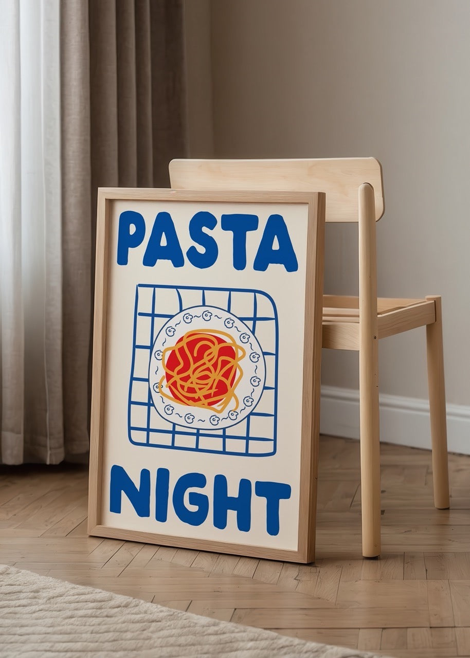 Mavi beyaz kareli örtü üstünde çizim makarna tabağı ve “Pasta Night” yazılı eğlenceli mutfak posteri