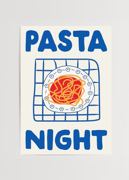 Mavi beyaz kareli örtü üstünde çizim makarna tabağı ve “Pasta Night” yazılı eğlenceli mutfak posteri