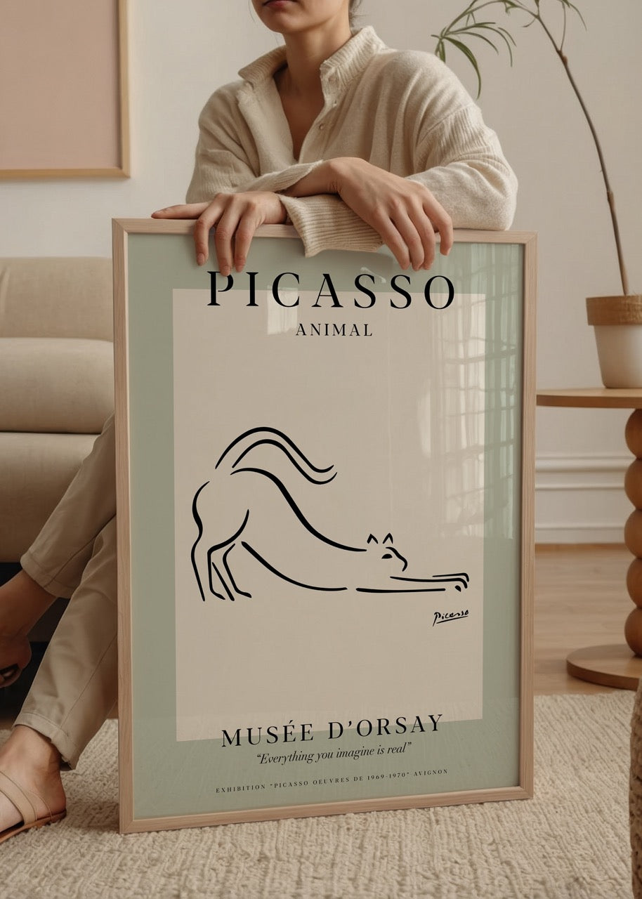 Picasso’nun hayvan temalı minimalist kedili çizimi poster olarak duvarda sergileniyor.