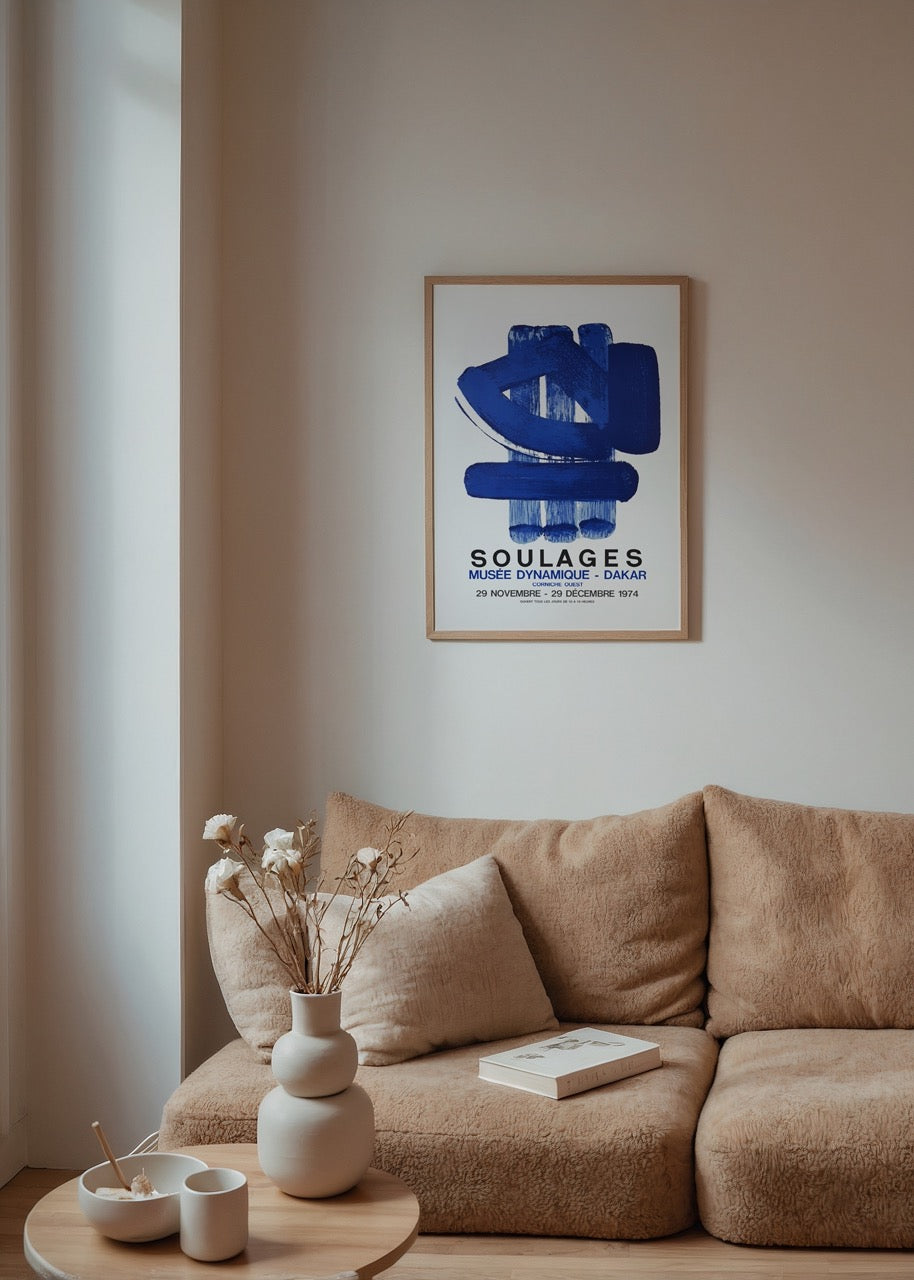Mavi fırça darbeleriyle oluşturulmuş, Soulages tarzı soyut modern poster baskısı
