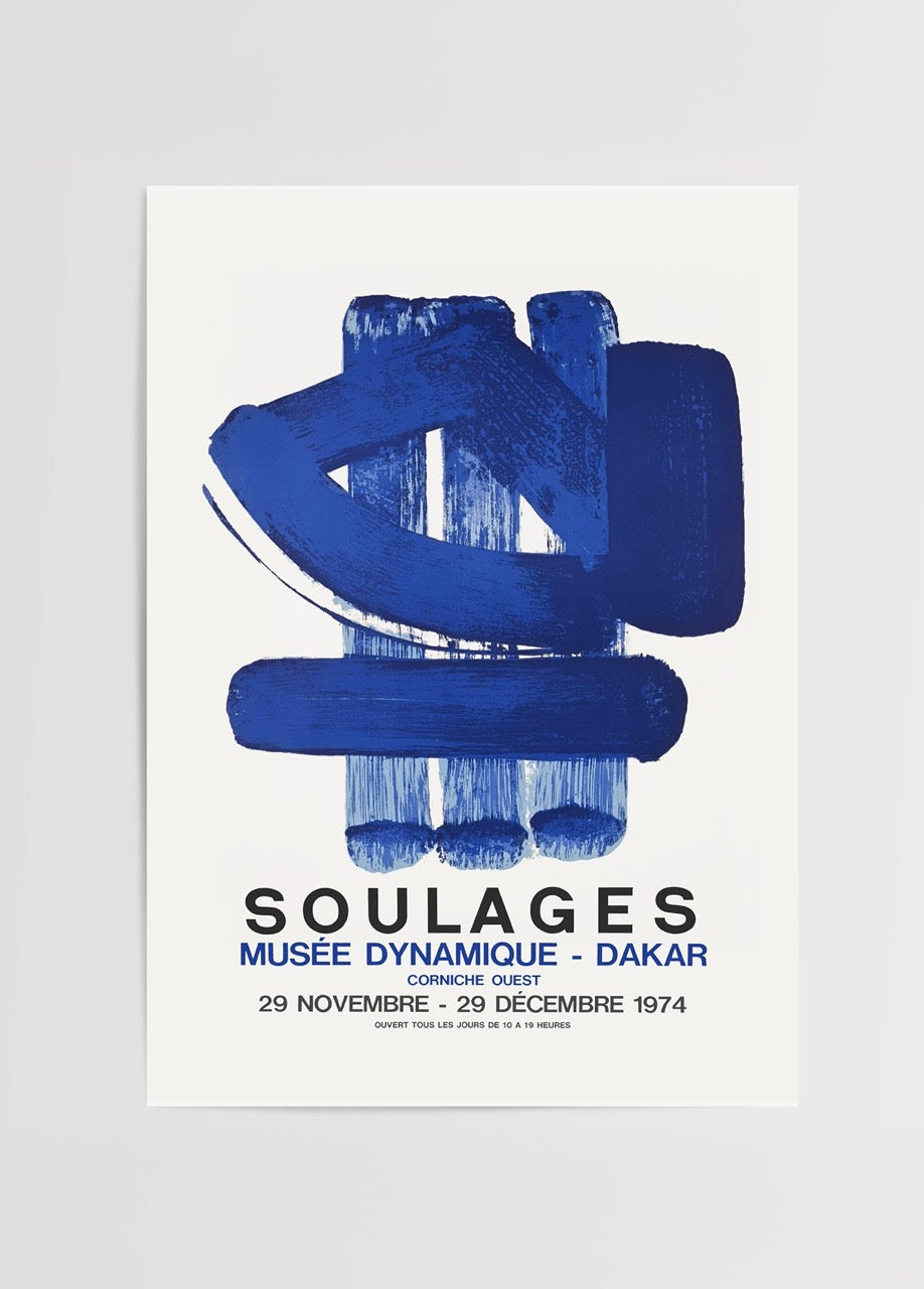 Mavi fırça darbeleriyle oluşturulmuş, Soulages tarzı soyut modern poster baskısı