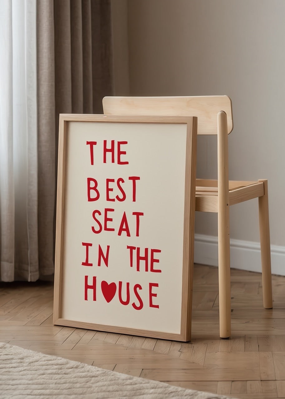 The Best Seat in the House” yazılı, kalp sembollü kırmızı tipografik mizahi poster, banyo dekorasyonu için ideal
