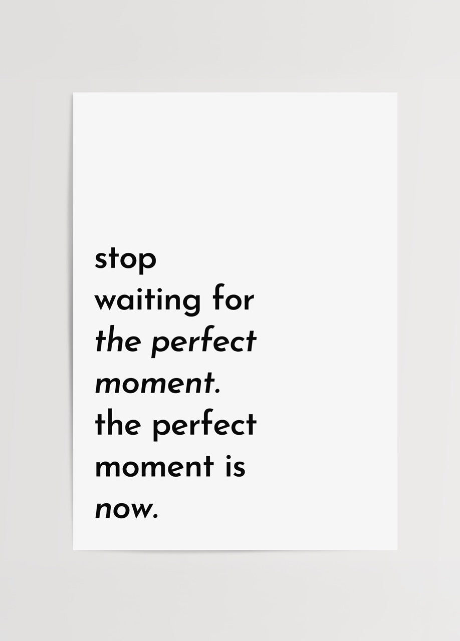 The perfect moment is now yazılı tipografik siyah beyaz poster baskı