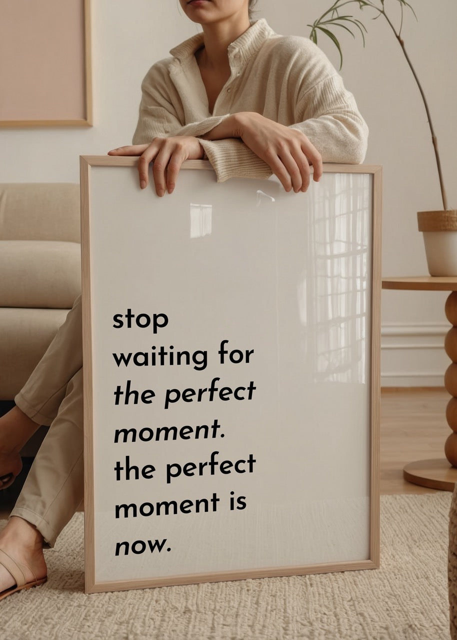 The perfect moment is now yazılı tipografik siyah beyaz poster baskı