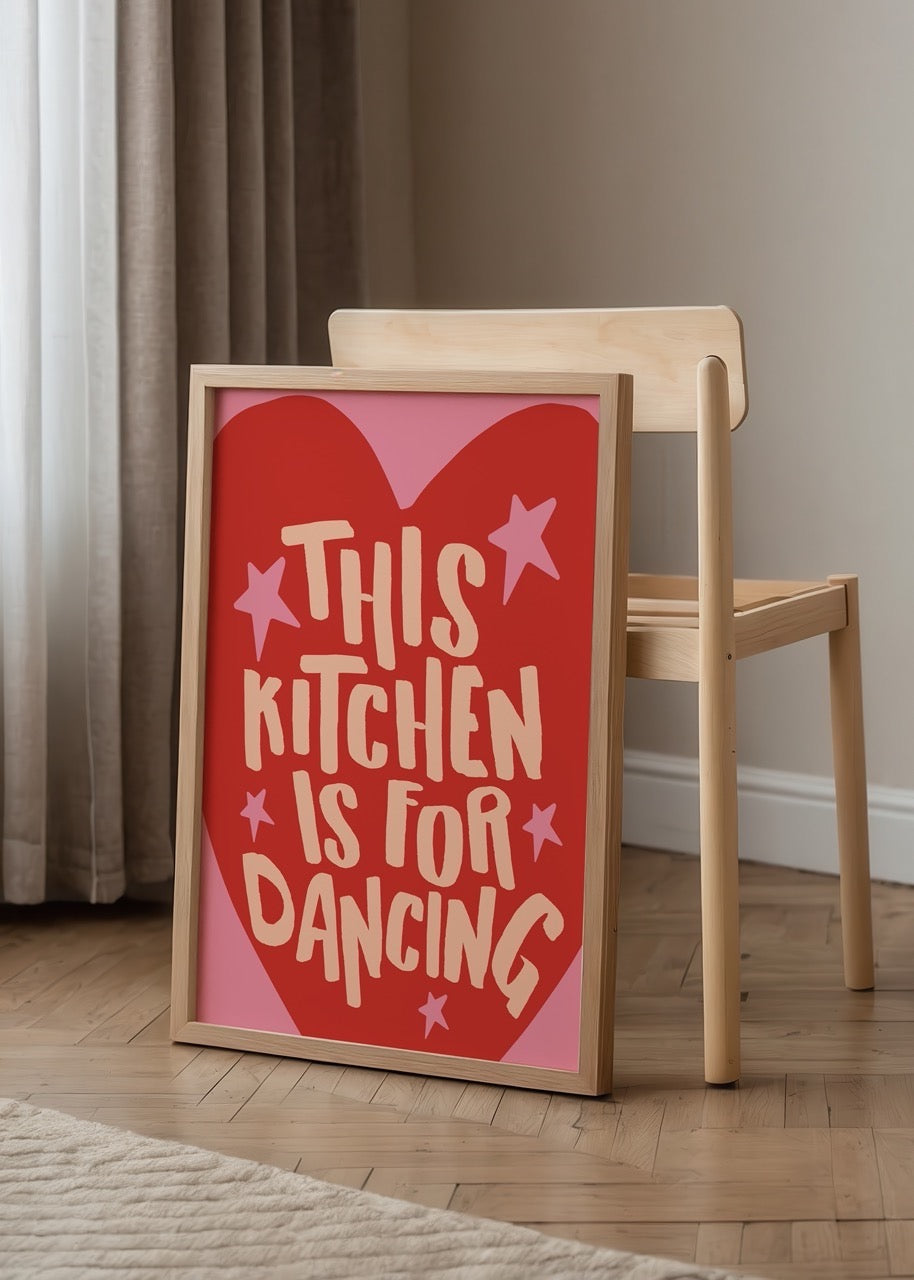 “This Kitchen Is For Dancing” yazılı, kalpli ve yıldız desenli, kırmızı-pembe renkli, enerjik ve neşeli tipografi mutfak posteri