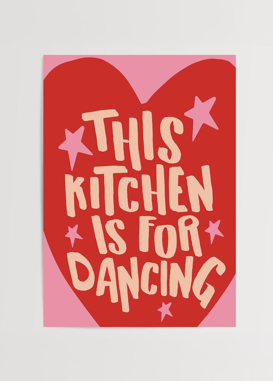 “This Kitchen Is For Dancing” yazılı, kalpli ve yıldız desenli, kırmızı-pembe renkli, enerjik ve neşeli tipografi mutfak posteri