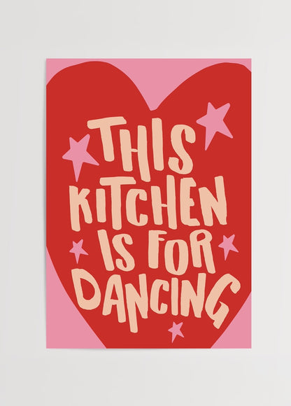 “This Kitchen Is For Dancing” yazılı, kalpli ve yıldız desenli, kırmızı-pembe renkli, enerjik ve neşeli tipografi mutfak posteri