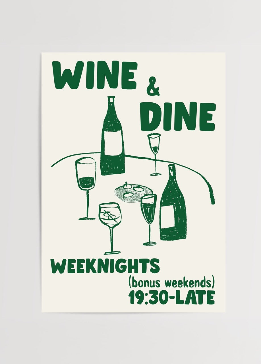 Şarap şişeleri, kadehler ve tabakla kurulu masanın çizildiği mizahi “Wine &amp; Dine” yazılı akşam yemeği illüstrasyon posteri