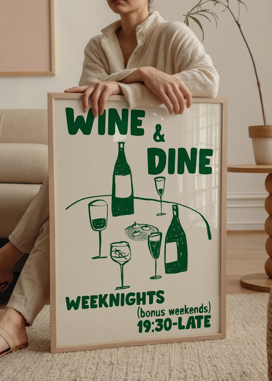 Şarap şişeleri, kadehler ve tabakla kurulu masanın çizildiği mizahi “Wine &amp; Dine” yazılı akşam yemeği illüstrasyon posteri